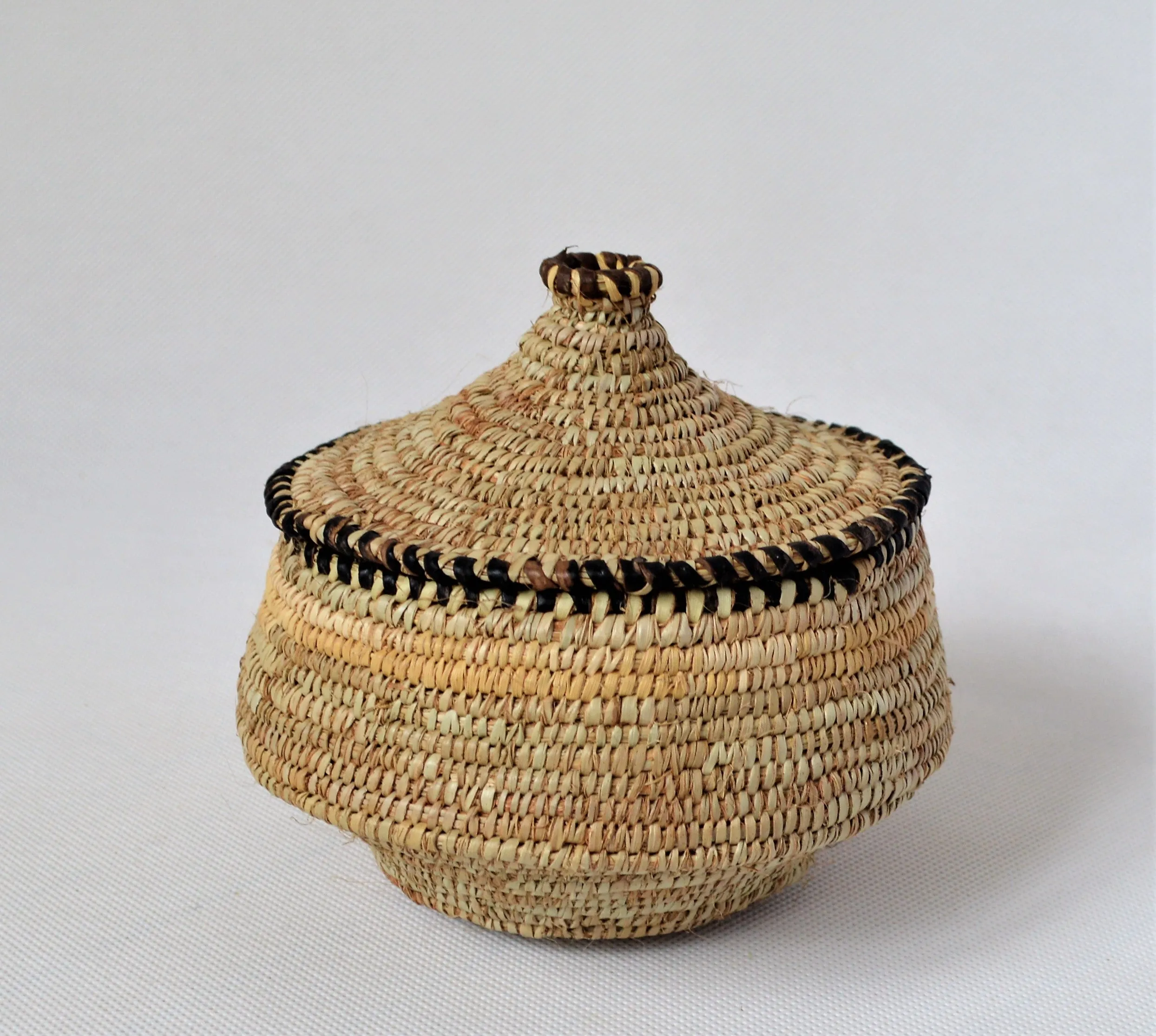 Round woven straw canister with a lid jewelry box