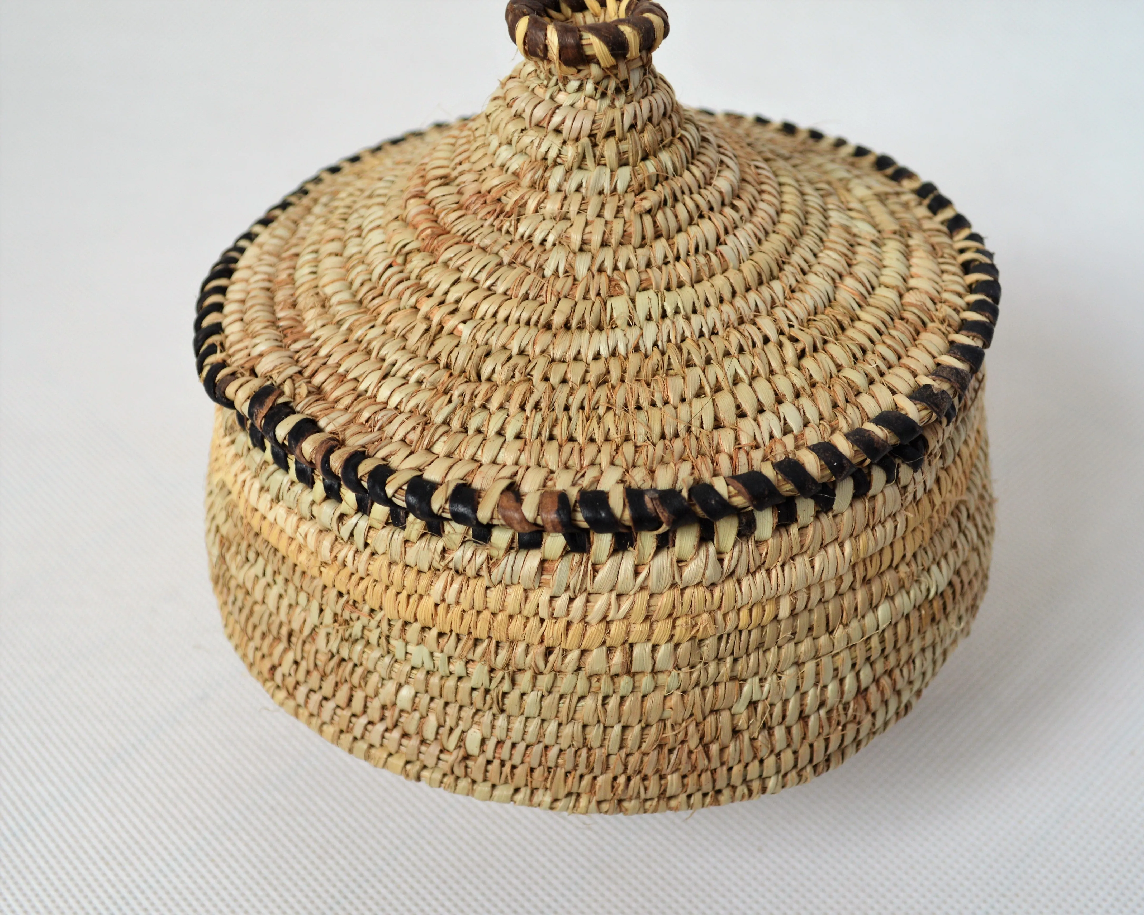 Round woven straw canister with a lid jewelry box